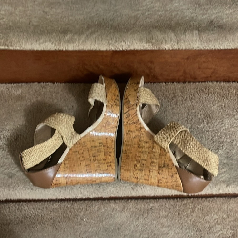 Steve Madden Tan Cream Wedge Sandals Size 9.5 - Picture 7 of 13